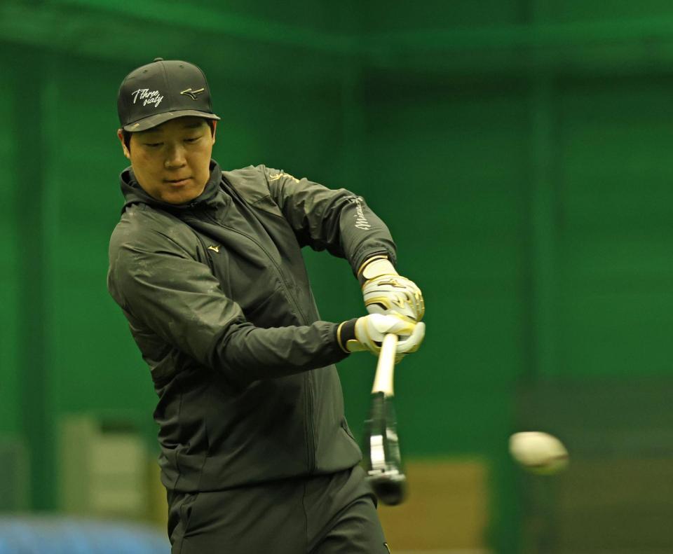 　打撃練習をする大山（撮影・中田匡峻）