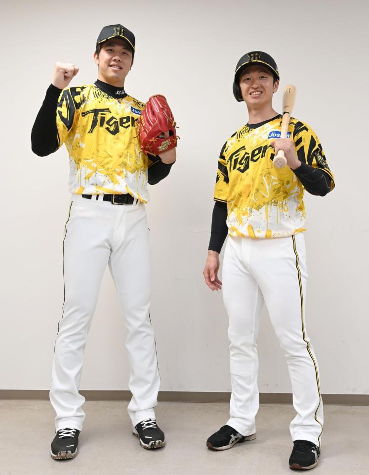 　ウルトラの夏ユニホームを披露する（右から）近本と才木（撮影・田中太一）