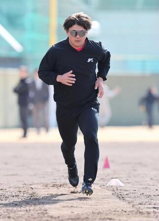 　黙々とダッシュを繰り返す前川（撮影・北村雅宏）