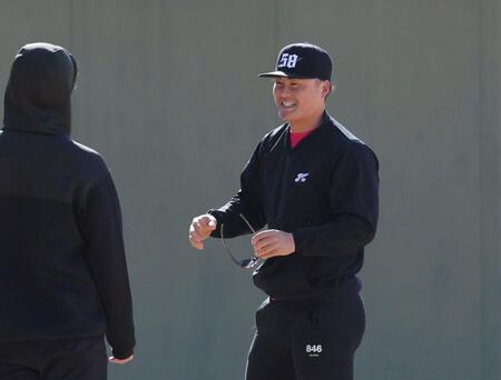 練習中に笑顔を見せる前川（撮影・北村雅宏）