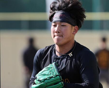 グラブを手にする伊原（撮影・北村雅宏）