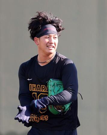 手袋をはめる伊原（撮影・北村雅宏）