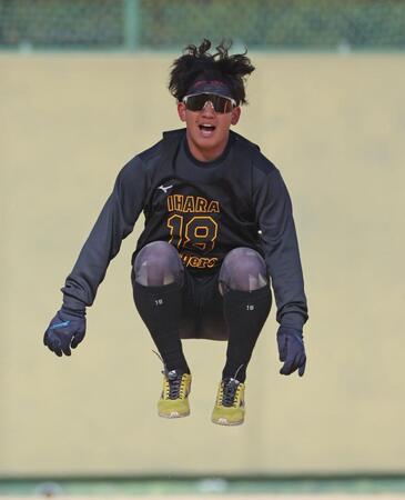 ジャンプをしながら声を出す伊原（撮影・中田匡峻）