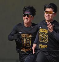 ダッシュをする伊原（左）と嶋村（撮影・中田匡峻）