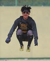 ジャンプをしながら声を出す伊原（撮影・中田匡峻）