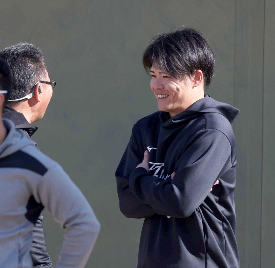 　談笑する小野寺（右）