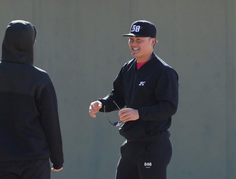 練習中に笑顔を見せる前川（撮影・北村雅宏）