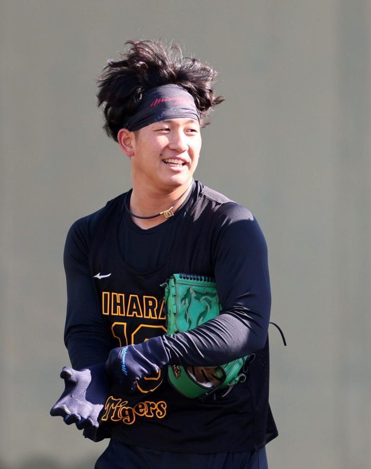 手袋をはめる伊原（撮影・北村雅宏）