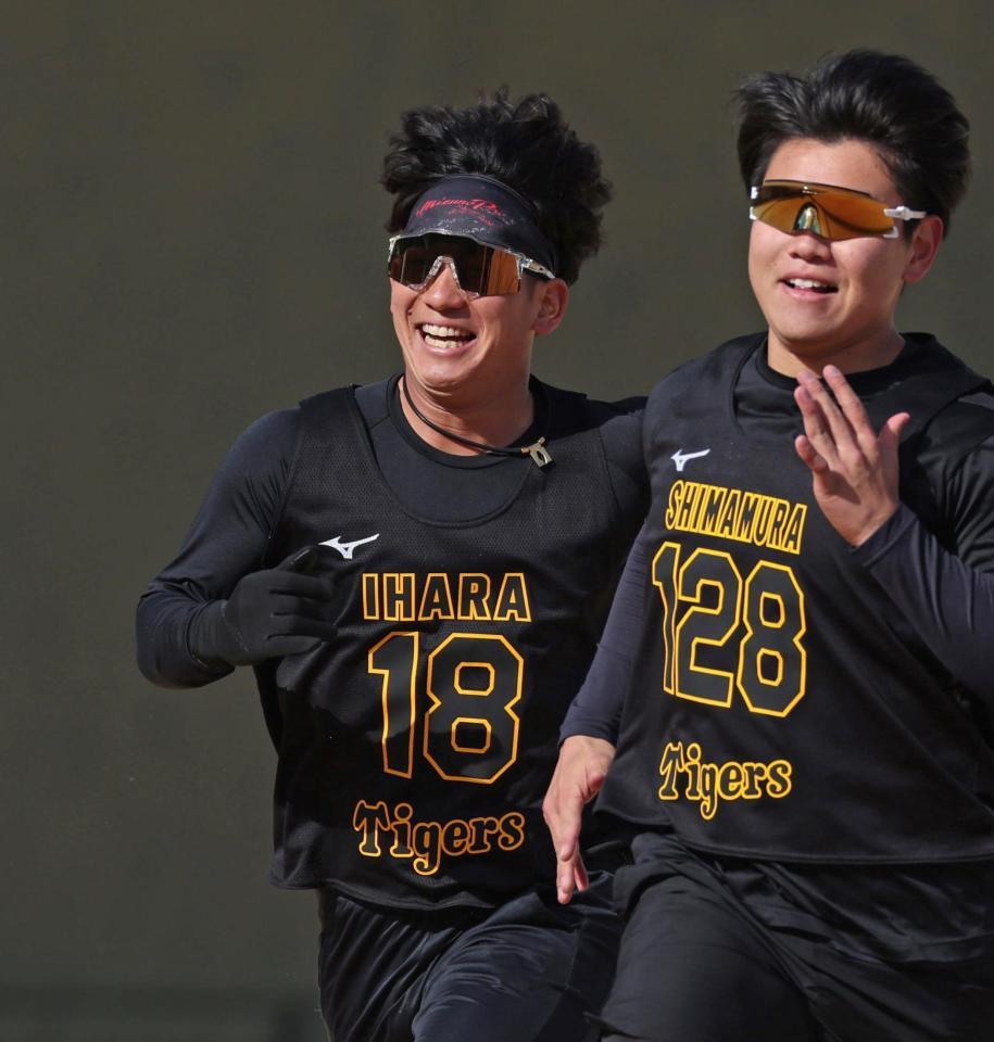 ダッシュをする伊原（左）と嶋村（撮影・中田匡峻）