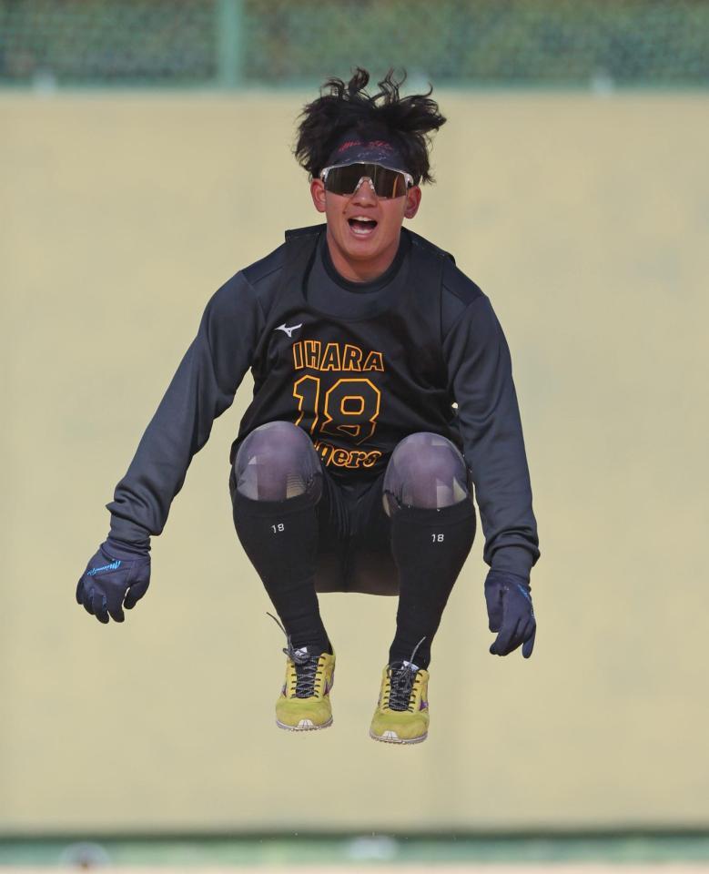 ジャンプをしながら声を出す伊原（撮影・中田匡峻）