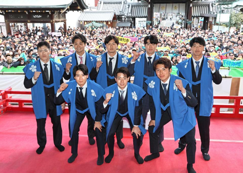 　初天神梅花祭に参加した（前列右から）椎葉、下村、山田（後列右から）百崎、石黒、津田、松原、福島（撮影・立川洋一郎）