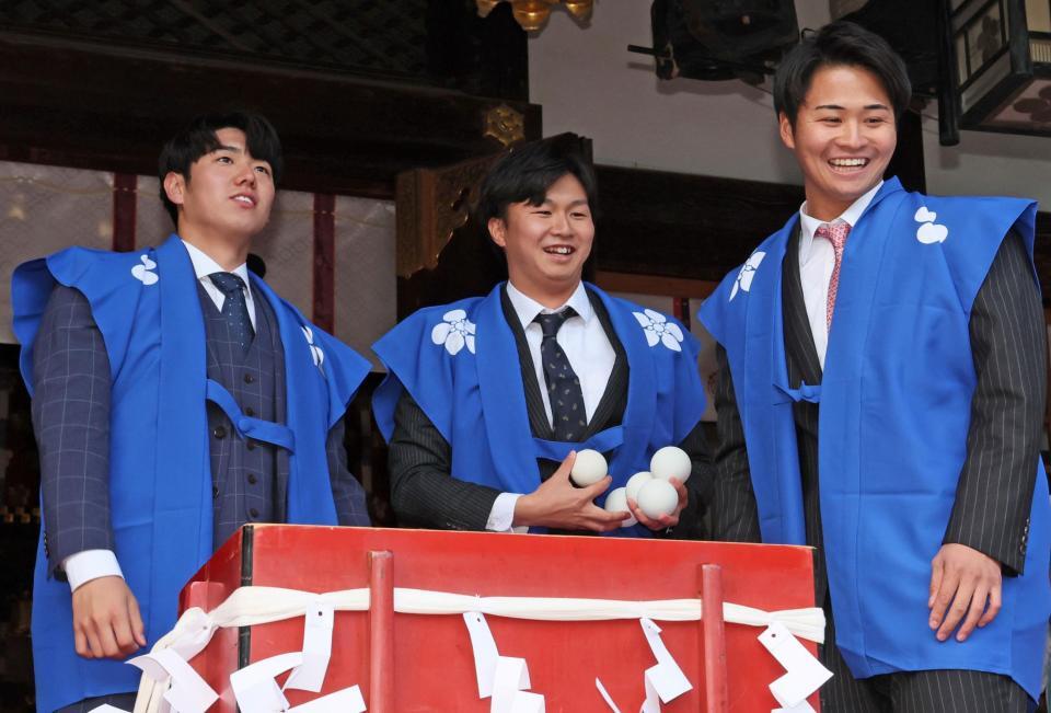 　初天神梅花祭に参加し、参拝者に福玉を投げ込む（左から）石黒、津田、松原（撮影・立川洋一郎）
