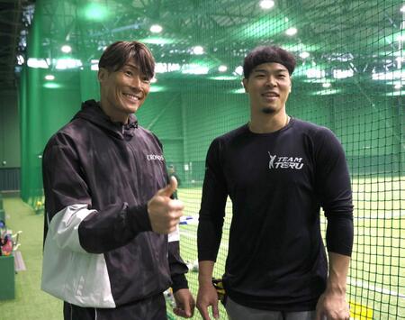 　糸井嘉男氏（左）と笑顔を見せる佐藤輝（撮影・北村雅宏）