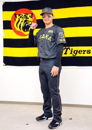 「ブラックダイナマイトシリーズ」のユニホームを披露する森下（撮影・山口登）