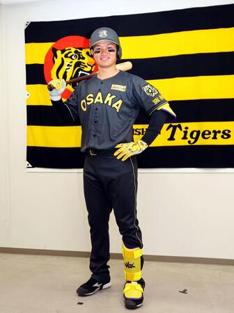 「ブラックダイナマイトシリーズ」のユニホームを披露する森下（撮影・山口登）