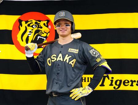 　「ブラックダイナマイトシリーズ」のユニホームを披露する森下（撮影・山口登）