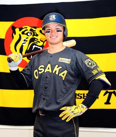 　「ブラックダイナマイトシリーズ」のユニホームを披露する森下（撮影・山口登）