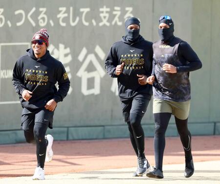 　ランニングする（左から）アルナエス、マルティネス、ベタンセス（撮影・山口登）