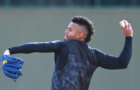 キャッチボールするベタンセス（撮影・飯室逸平）