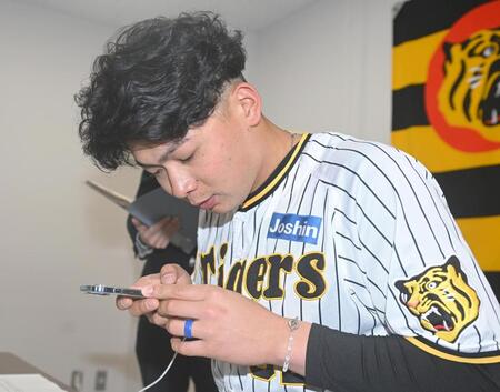 　確定申告の体験を行う井上（撮影・石井剣太郎）