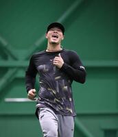 トレーニング中、明るい表情を見せる佐藤輝（撮影・北村雅宏）