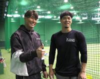 　糸井嘉男氏（左）と笑顔を見せる佐藤輝（撮影・北村雅宏）