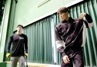 　糸井ＳＡ（右）からアドバイスを受ける