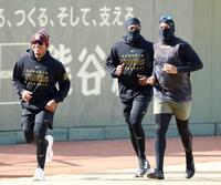 　ランニングする（左から）アルナエス、マルティネス、ベタンセス（撮影・山口登）