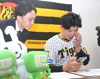 　確定申告の体験を行う井上（右）＝撮影・石井剣太郎