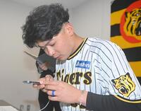 　確定申告の体験を行う井上（撮影・石井剣太郎）