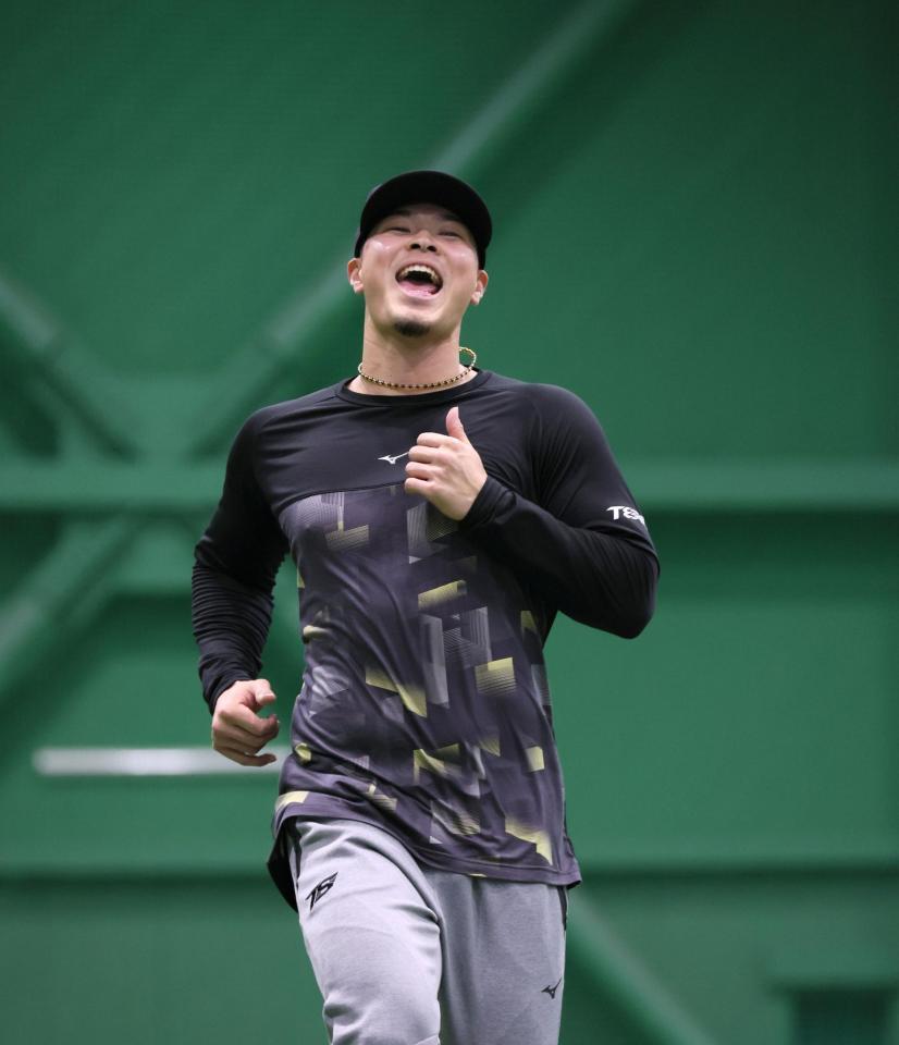 トレーニング中、明るい表情を見せる佐藤輝（撮影・北村雅宏）