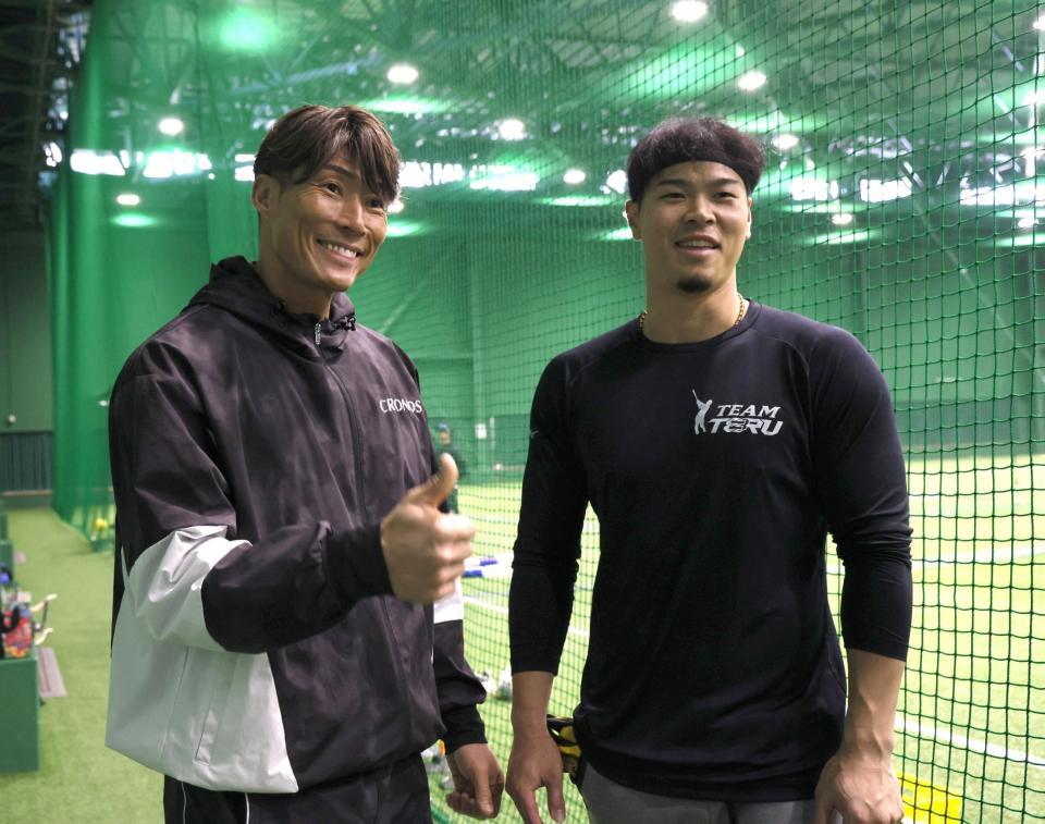 　糸井嘉男氏（左）と笑顔を見せる佐藤輝（撮影・北村雅宏）