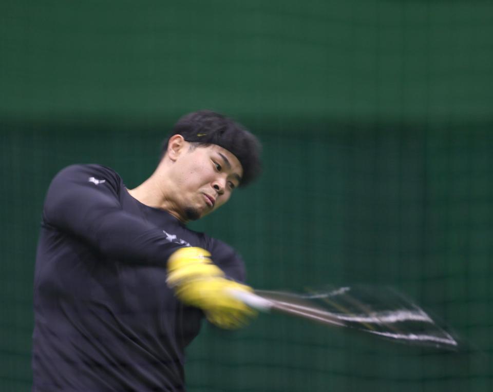 　打撃練習する佐藤輝（撮影・北村雅宏）