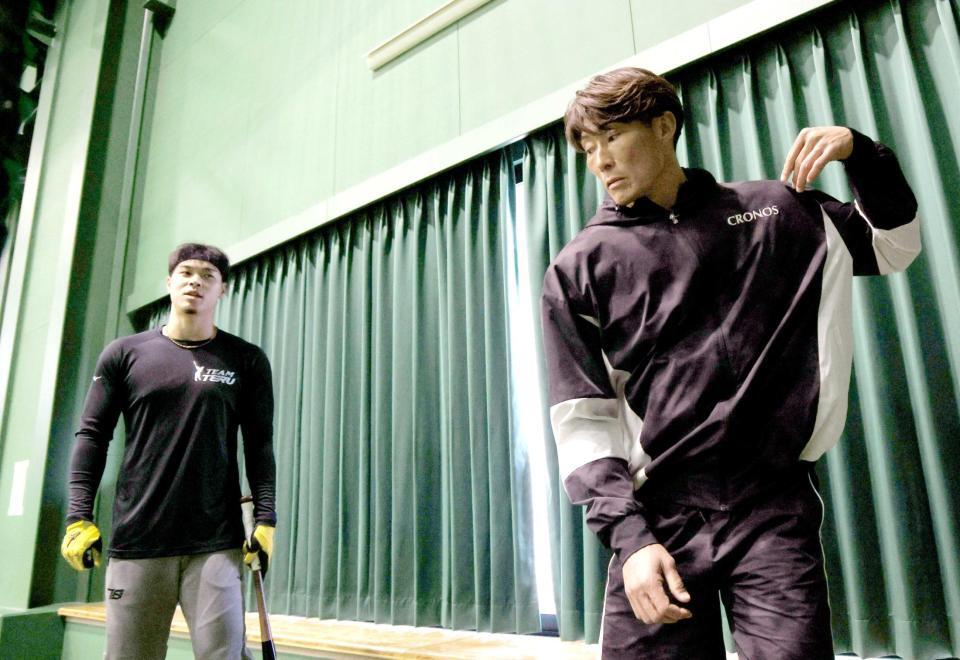 　糸井ＳＡ（右）からアドバイスを受ける