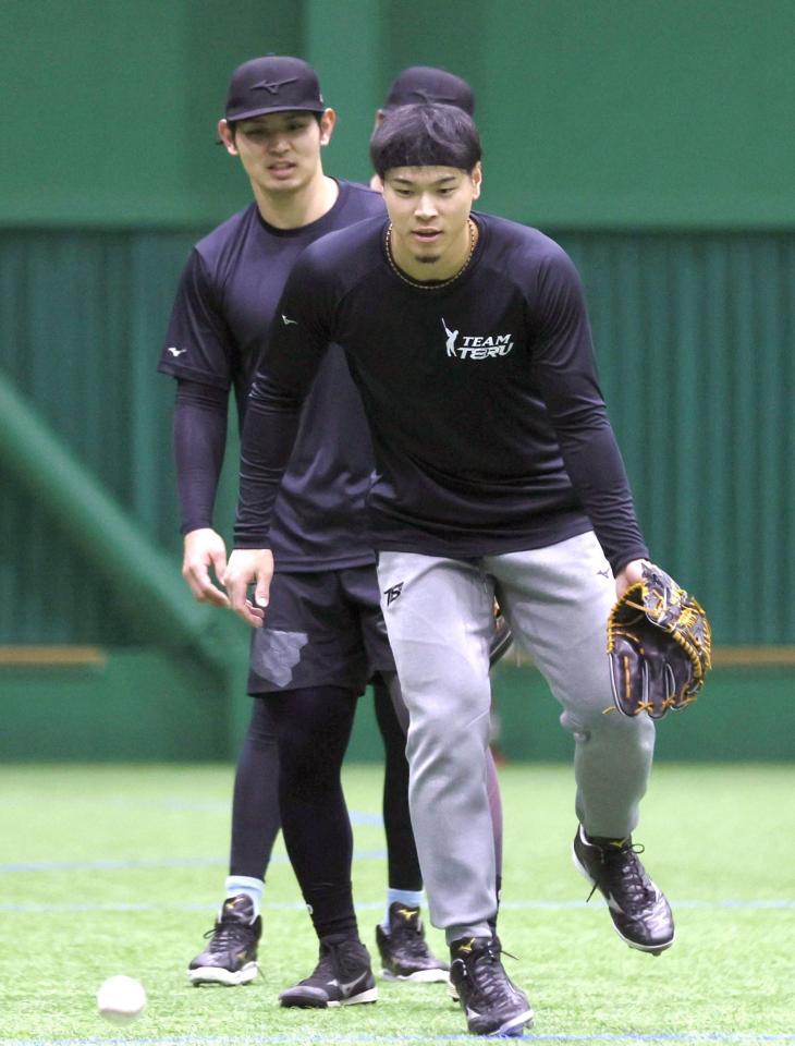 　弟・太紀さん（左）とノックを受ける佐藤輝（撮影・北村雅宏）