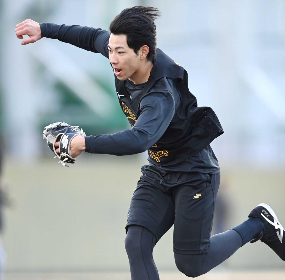 　守備練習に励む工藤（撮影・飯室逸平）