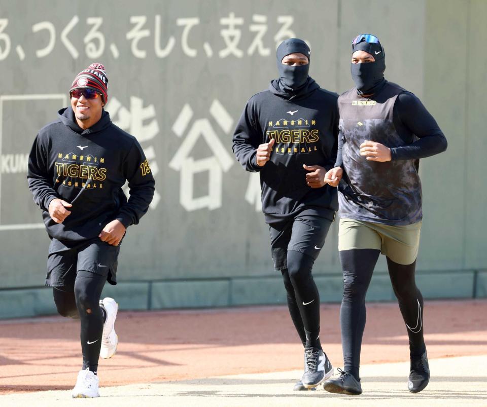 　ランニングする（左から）アルナエス、マルティネス、ベタンセス（撮影・山口登）