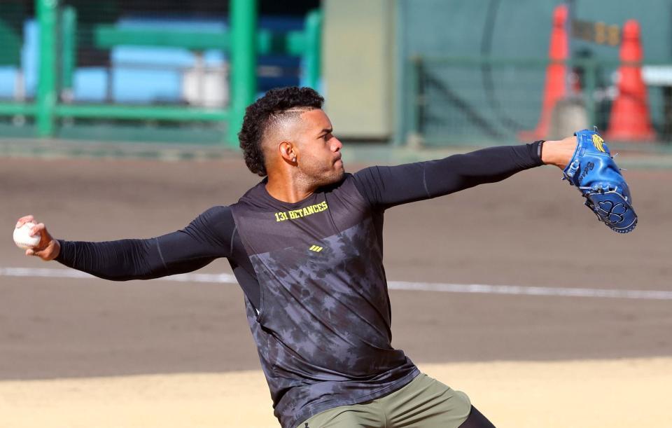 　キャッチボールするベタンセス（撮影・山口登）