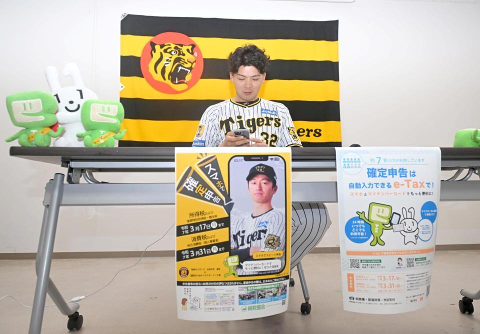 　確定申告の体験を行う井上（撮影・石井剣太郎）