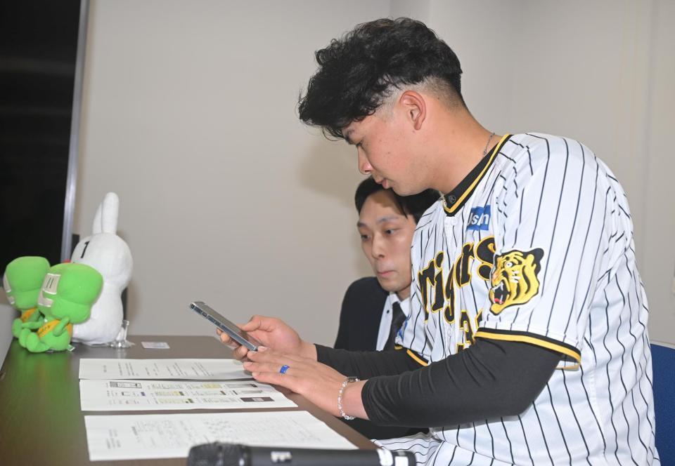 　確定申告の体験を行う井上（撮影・石井剣太郎）