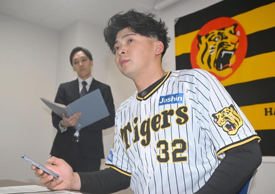 　確定申告の体験を行う井上（撮影・石井剣太郎）