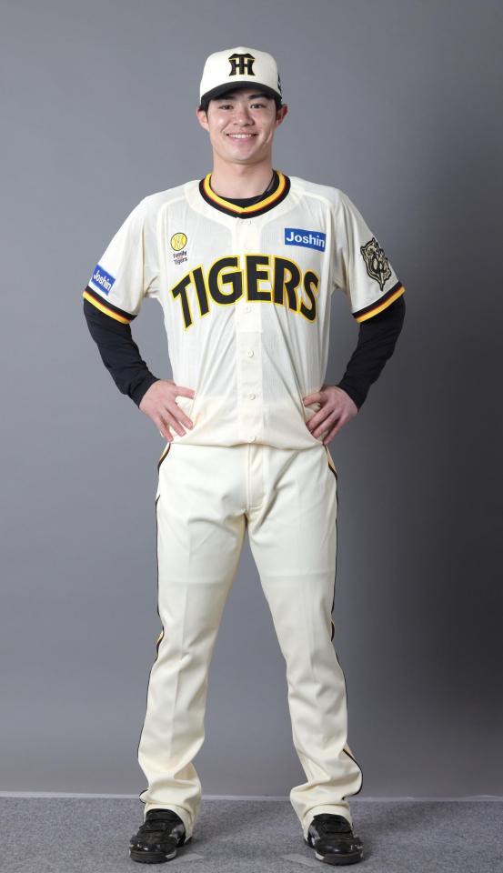 　「Ｆａｍｉｌｙ　ｗｉｔｈ　Ｔｉｇｅｒｓ」イベントのユニホームを披露する中野（球団提供）