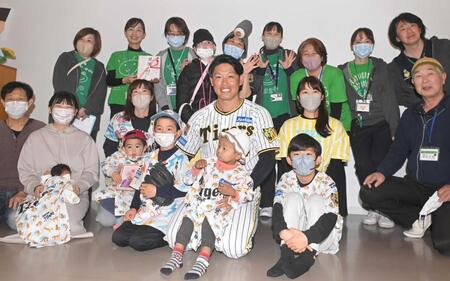 　施設を訪問した原口（撮影・石井剣太郎）