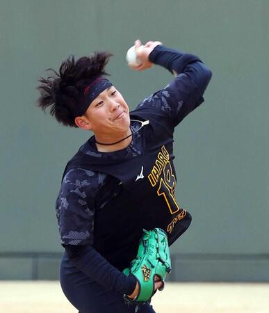 　キャッチボールする伊原（撮影・山口登）