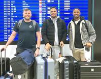 　来日した（左から）ビーズリー、ヘルナンデス、デュプランティエ（球団提供）