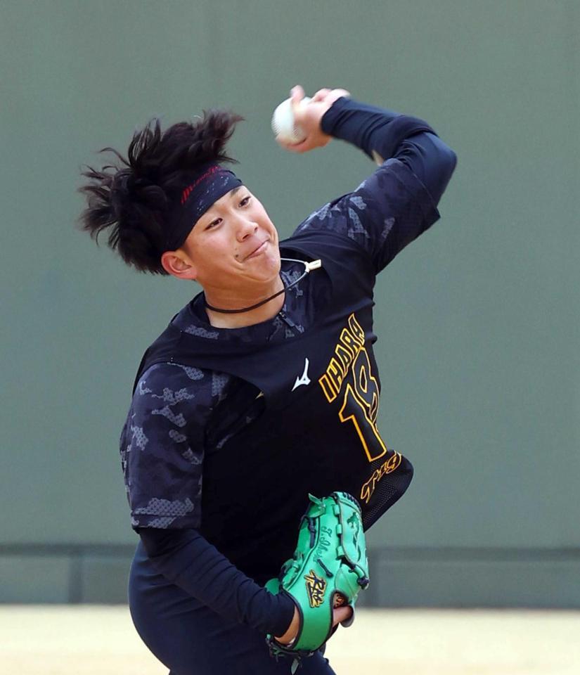 　キャッチボールする伊原（撮影・山口登）