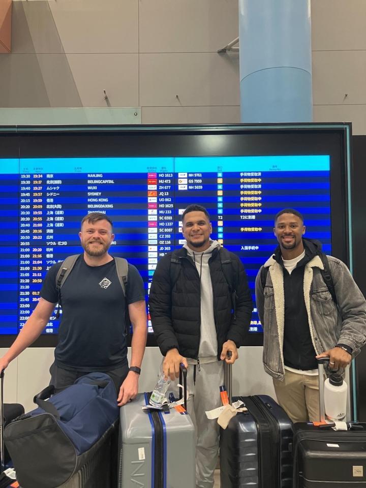 　来日した（左から）ビーズリー、ヘルナンデス、デュプランティエ（球団提供）