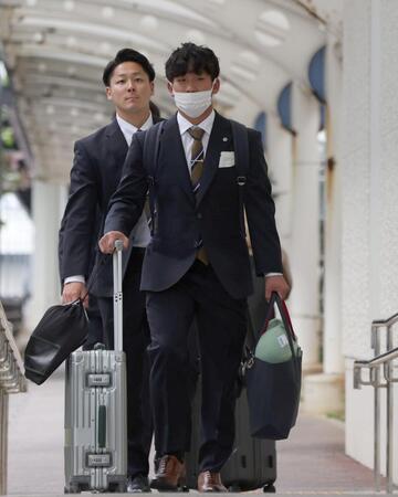 　木下（奥）とバスに向かう伊原（撮影・中田匡峻）