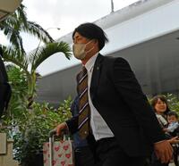 　沖縄入りした前川（撮影・中田匡峻）