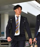 　沖縄入りした森下（撮影・中田匡峻）